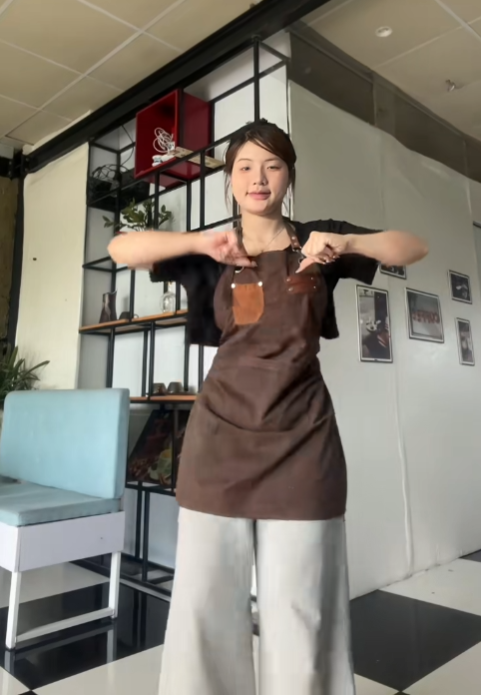 Thường xuyên xuất hiện với những bộ đồ bốc lửa, hở hang đến mức táo bạo, thế nhưng trong video gần đây, hot girl TikTok bất ngờ "quay xe" với một diện mạo hoàn toàn khác: áo phông đen, tạp dề nâu, quần ống rộng – kín đáo từ đầu đến chân.