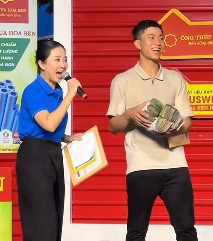Cầu thủ Phan Văn Đức kêu gọi được hơn 332 triệu cho cậu bé có hoàn cảnh khó khăn ở Mái ấm gia đình Việt.