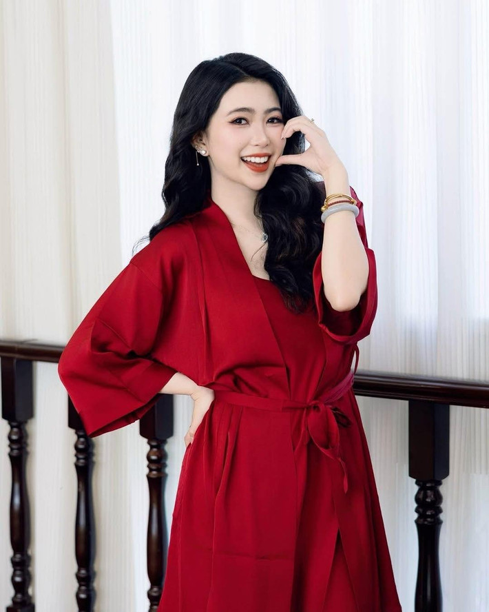 Theo tìm hiểu, Kim Minn và chồng đều là du học sinh Hàn Quốc. Cả hai có một tình yêu đẹp, nhận được nhiều sự ngưỡng mộ trên mạng xã hội.