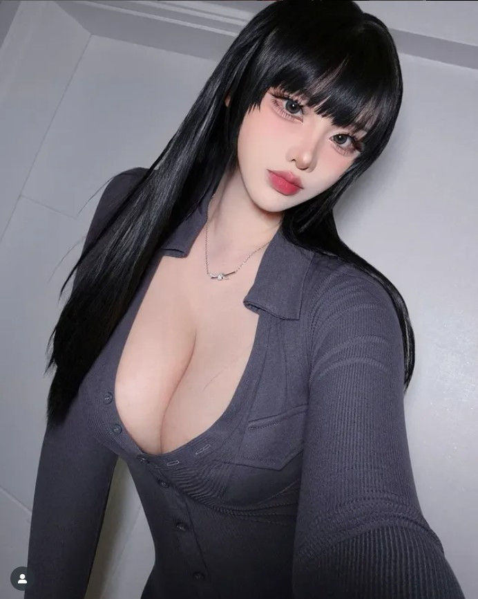 Nữ coser này chọn một tạo hình gợi cảm nhưng không khoe mẽ, thể hiện được khí chất vừa ngây thơ vừa quyến rũ, vốn là điều mà các fan Trung Quốc vô cùng yêu thích.