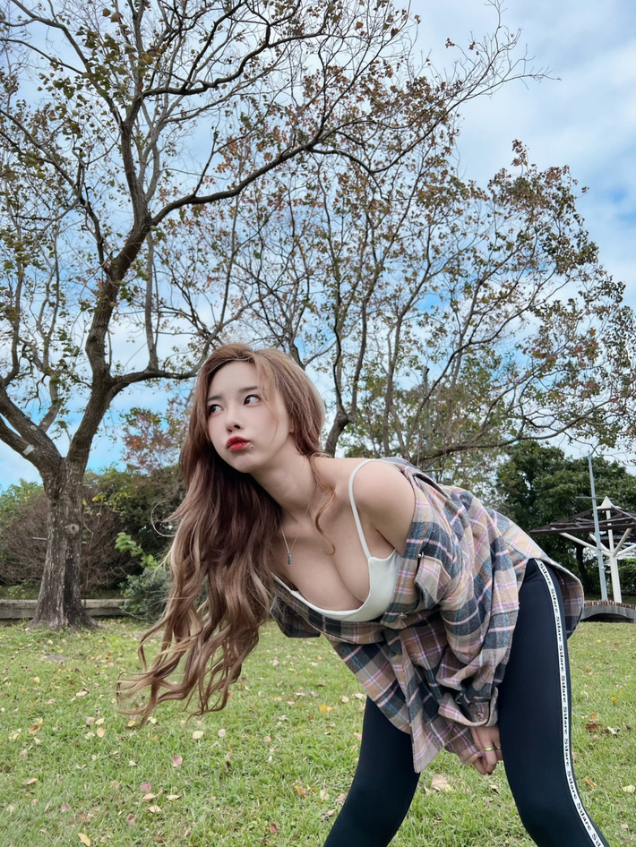Thế nhưng, sau những thành công rực rỡ với mức thu nhập khủng từ công việc livestream, Quỳnh Đinh lại trở thành nạn nhân của làn sóng chỉ trích độc hại, trong đó có những lời mỉa mai nặng nề rằng cô “đang bán thân thông qua màn hình”.