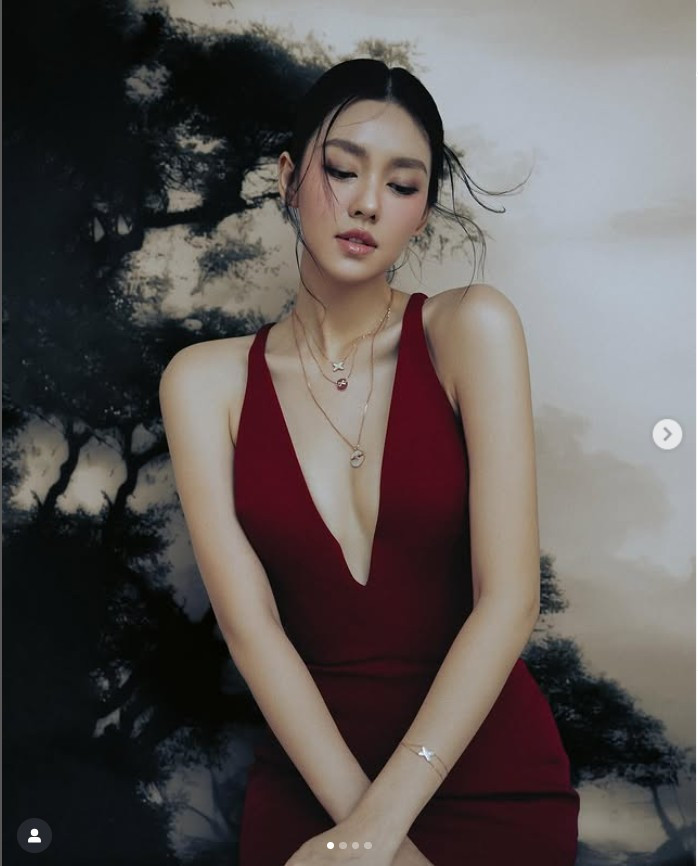 Dù đã kết hôn và có cuộc sống riêng, sức hút của Tường San vẫn không hề giảm sút, đặc biệt là vẻ đẹp "mịn màng như sương" khiến nhiều người không khỏi xuýt xoa.