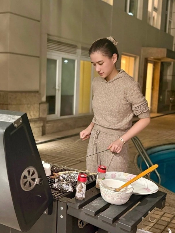 Truyền thông Hong Kong (Trung Quốc) cho biết Hà Siêu Liên đã triệt để "xóa sổ", loại bỏ ông xã tài tử ra khỏi cuộc sống của mình gần 1 năm qua. Cô sống đơn độc ở xứ Hương Cảng, không đăng ảnh chung, không gặp gỡ, không tương tác với Đậu Kiêu trên MXH và cũng không đưa anh về tham gia các hoạt động của gia tộc trùm sòng bạc.