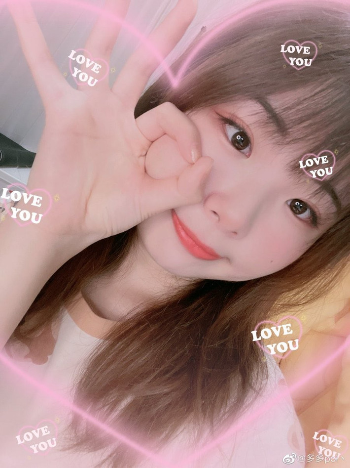 Gần đây, cộng đồng game thủ lại được dịp “bùng nổ” trước khoảnh khắc mới nhất của Duoduo khi ký tặng fan được chia sẻ trên Reddit và Weibo.
