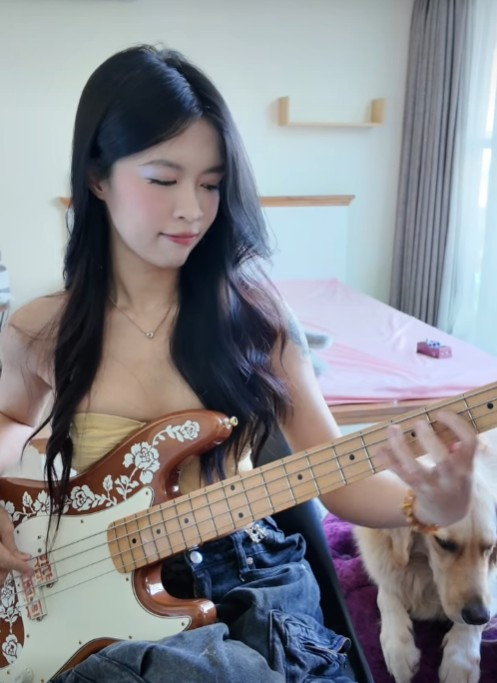 Chưa hết, cô nàng này cũng vô cùng quyến rũ, đến mức cứ mỗi lần cover là lại khiến khán giả vừa phải nghe nhạc, vừa phải "căng mắt" dõi theo chăm chú.
