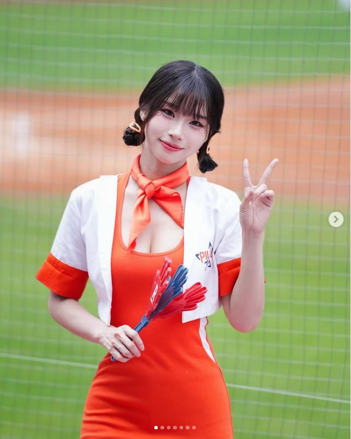 Ngay sau khi đoạn video fancam ghi lại sự cố được đăng tải, dân mạng lập tức “đổ bộ” vào trang Instagram cá nhân của Ruka.
