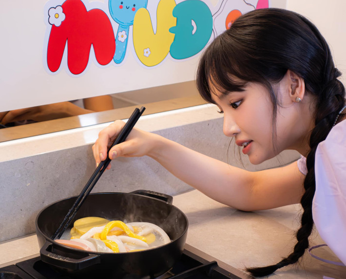 Theo một vài hint bị lộ, netizen cho rằng Miu Lê cũng đã về ra mắt gia đình Nam Vlog. Chính vì lí do này, cư dân mạng càng có cơ sở cho rằng ngày nữ ca sĩ thông báo hỷ sự sẽ không còn xa.
