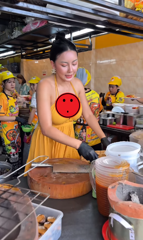 Tháng 3 năm ngoái, một người bán sầu riêng ở tỉnh Kamphaeng Phet bị phản đối khi mặc bikini bán hàng bên đường. Sau đó, cô đã ngừng mặc hở hang nhưng khẳng định sầu riêng của mình vẫn chất lượng.