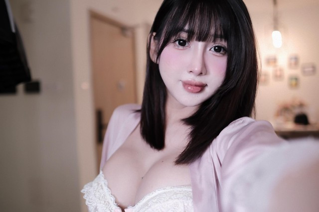 Cách đây không lâu, việc Vy Vy (nickname "Vy tỷ") bắt trend từ khóa "Hồng tỷ" cùng "bộ nhận diện" mái ngang đặc trưng đã thu hút sự chú ý. Nàng hot girl Việt "lầy lội" đăng ảnh của bản thân cùng dòng chú thích tự nhận là: "Hồng tỷ mái ngang đây".