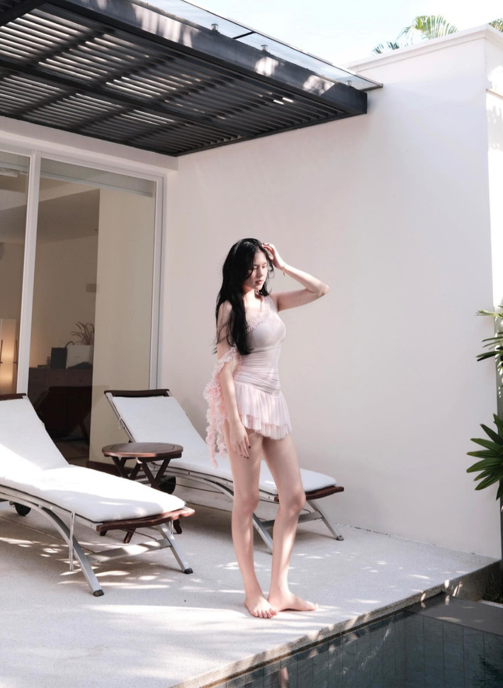 Bà xã Thành Chung được khen "xinh như công chúa" khi diện váy dài cổ bèo đi biển.