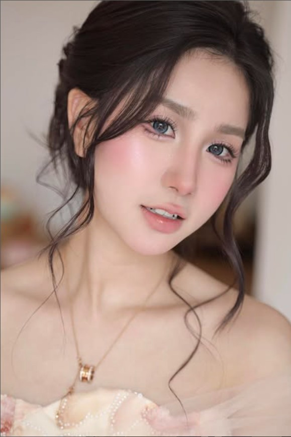 Trong những bức hình, Tiểu Hý khoe trọn nhan sắc trong trẻo, ngọt ngào với đôi mắt to tròn, sống mũi cao và nụ cười rạng rỡ đã trở thành thương hiệu.