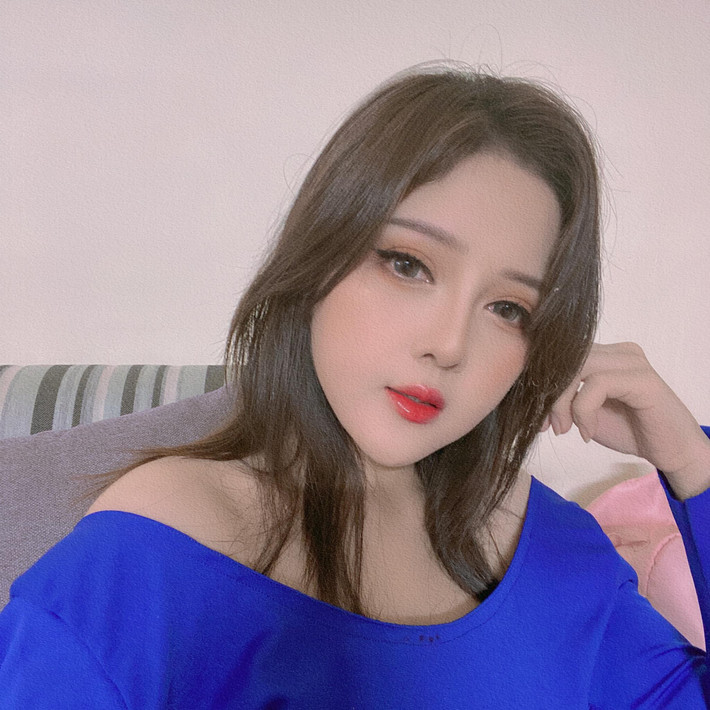 Trước thông tin thất thiệt, Trang Bít Tết đăng hẳn một clip đính chính để giải thích về bức ảnh gây tranh cãi. Nữ coser không ngại khoe video đang thả dáng trong hồ bơi - bằng chứng cho tính chân thật của loạt ảnh.
