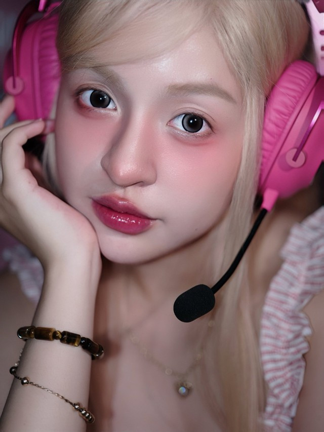 Không còn là hình ảnh "hot girl thị phi" ngày nào, "hot girl trứng rán cần mỡ" Trần Thanh Tâm trong bộ ảnh mới nhất đã khiến cộng đồng mạng phải trầm trồ vì vẻ ngoài ngọt ngào, đáng yêu như một nàng búp bê.