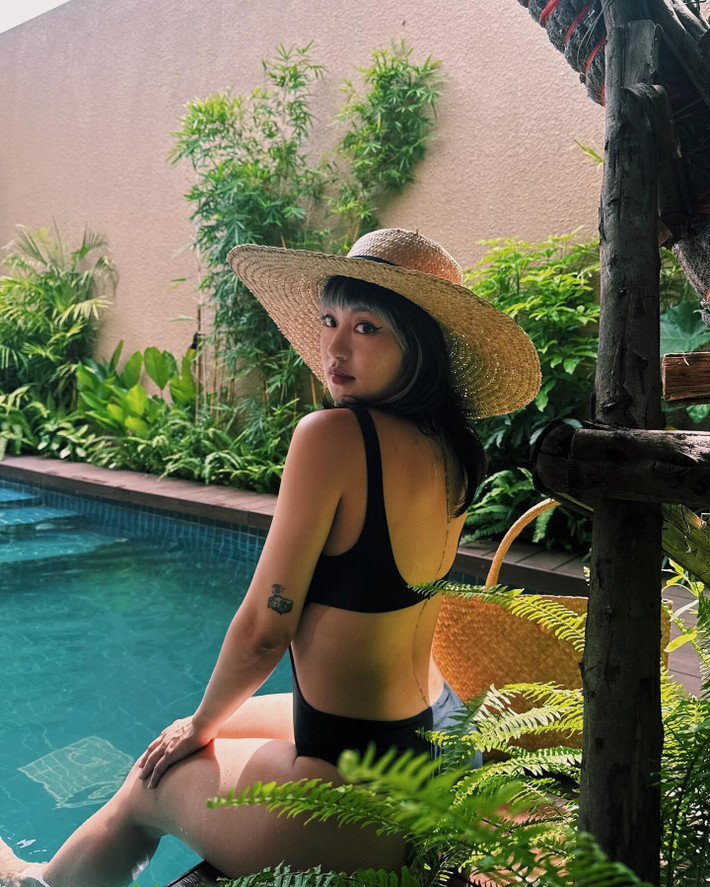 Trên trang cá nhân, Mi Vân thỉnh thoảng chia sẻ những khoảnh khắc đời thường giản dị nhưng ấm áp. Đó là những chuyến du lịch cùng con gái, những bữa ăn ấm cúng tại nhà hay những buổi chiều nhẹ nhàng chơi đàn piano – niềm đam mê đã gắn bó với cô từ thuở thiếu nữ.