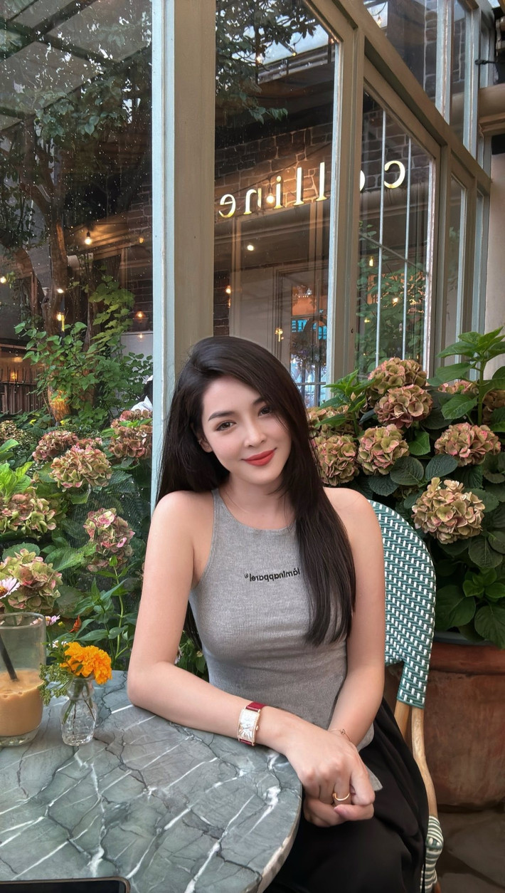 Trong một số hình ảnh được chia sẻ trên trang cá nhân, Vũ Thanh Quỳnh không ngần ngại diện những thiết kế tôn dáng, đặc biệt là những bộ bikini khoe trọn vóc dáng cân đối, săn chắc.