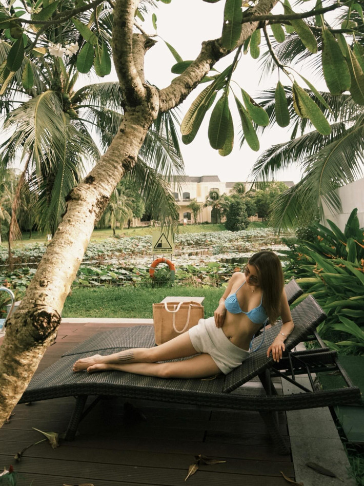 Những hình ảnh này của "hot girl bánh tráng" ngay lập tức nhận được sự quan tâm lớn và trở thành chủ đề bàn tán sôi nổi trên các nền tảng mạng xã hội.