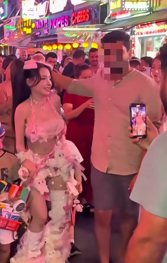 Việc này xuất phát từ những lần Ngân 98 gặp phải tình huống nhạy cảm khi đi diễn, điển hình là việc bị fan nam có hành động quá khích.