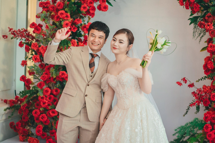 Diện váy cưới trắng tinh khôi, make-up nhẹ nhàng tôn lên vẻ đẹp thanh thoát, Ái Vi ghi điểm tuyệt đối với thần thái ngọt ngào.
