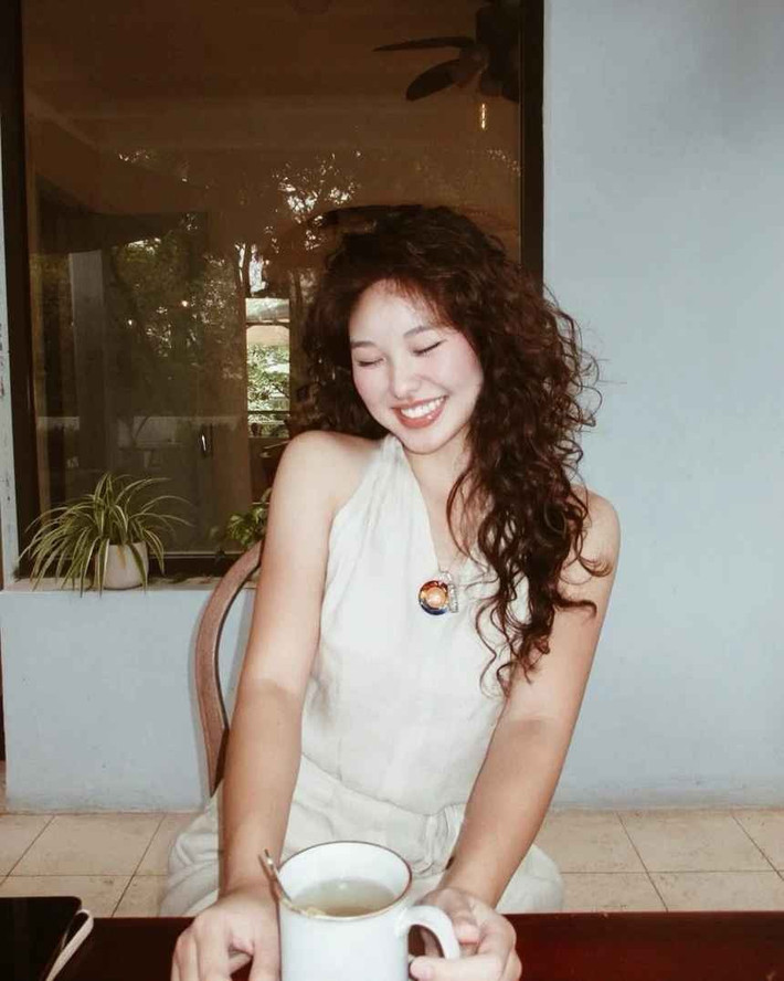 Theo lời cựu hoa khôi Kim Huệ, con gái cô sống kín tiếng, học giỏi và luôn biết cách cân bằng giữa việc học và các hoạt động ngoại khóa.