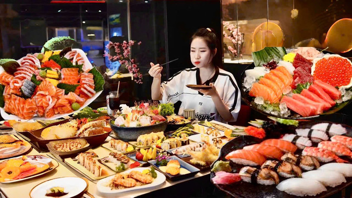 Trong video, Tú Linh tới 1 quán ăn địa phương và thưởng thức liên tục 2 bát phở bò, 2 suất bánh mì sốt vang và 1 suất bò bít tết.