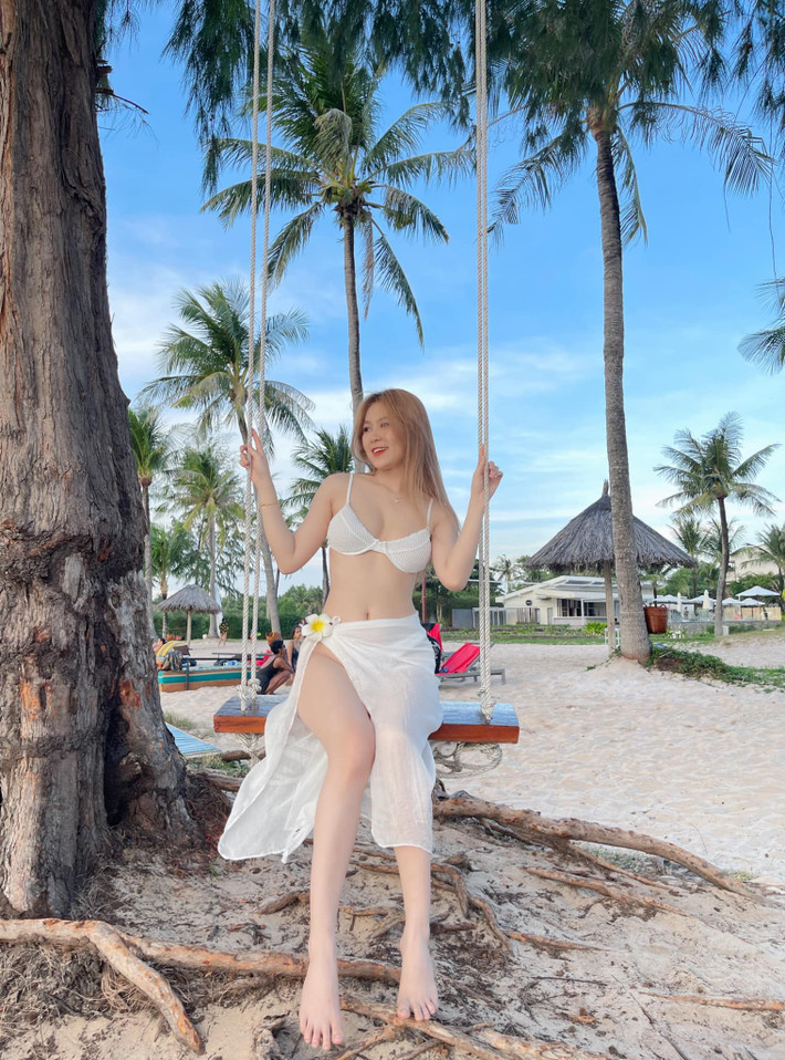 Trần Trân lọt vào mắt xanh của nhiều nhãn hàng thời trang và được mời làm người mẫu quảng cáo.