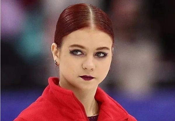 Dù rút lui khỏi các giải đấu lớn, Alexandra Trusova vẫn được người hâm mộ yêu mến gọi là “Quad Queen” - nữ hoàng cú nhảy 4 vòng. Trên trang Instagram cá nhân với 1,6 triệu người theo dõi, cô thường xuyên chia sẻ những hình ảnh hạnh phúc cùng chồng.
