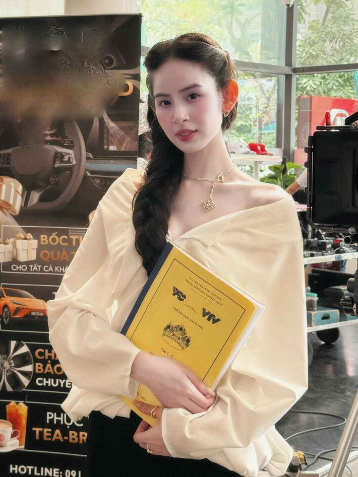 Động thái của Hương Liên sau đám hỏi - chính thức giới thiệu vị hôn phu cùng bố mẹ chồng còn khiến nhiều người bất ngờ, ngạc nhiên vì… lạ quá.