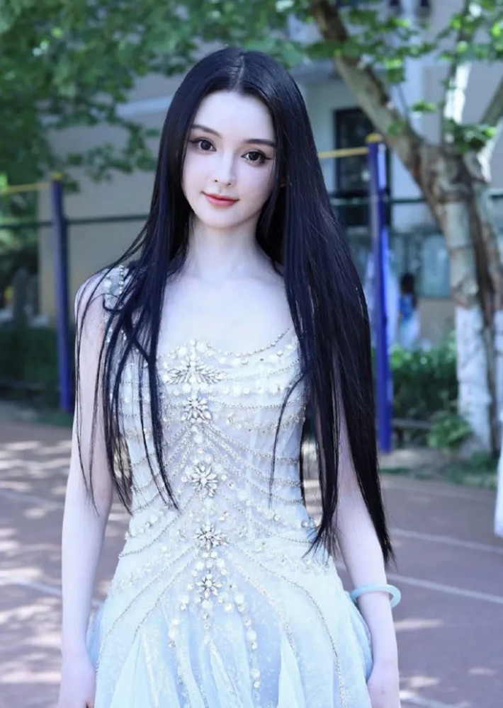 Tuy nhiên, chính vì quá xinh đẹp, cô lại bị nghi ngờ là sản phẩm của AI hay thậm chí đã trải qua phẫu thuật thẩm mỹ.