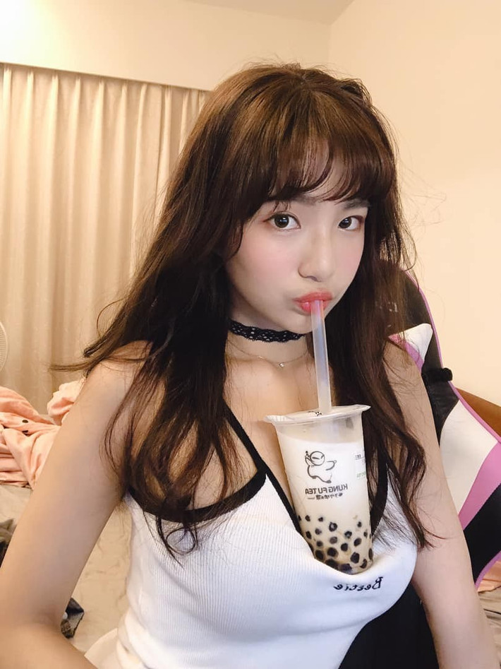 Không quá khó để nhận ra rằng, chính chiếc áo rộng và cách tạo dáng vô tình này đã khiến hình ảnh của Belly Mel trở nên viral.