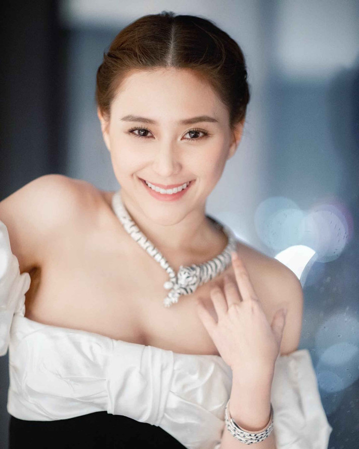 Không chỉ có ngoại hình sáng giá, Hà Siêu Liên còn tốt nghiệp đại học London, thông thạo nhiều ngôn ngữ và tích cực tham gia các hoạt động từ thiện đúng chuẩn một tiểu thư học thức, giàu lòng nhân ái.
