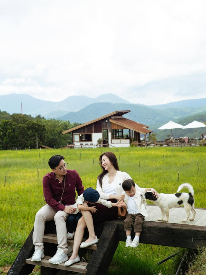 Cựu tiếp viên hàng không này thường dành những lời lẽ đầy yêu thương, trân trọng cho chồng, tiết lộ anh là người đàn ông ấm áp, đầy tình yêu và trách nhiệm, luôn đồng hành và chăm sóc cô chu đáo, đặc biệt là trong giai đoạn vượt cạn.