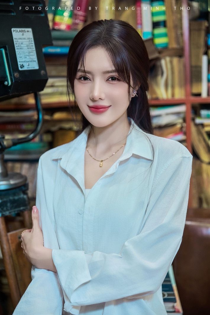 Nổi tiếng với hình tượng quyến rũ, gợi cảm, nữ diễn viên Lilly Luta vừa khiến cộng đồng mạng "đứng ngồi không yên" khi chia sẻ loạt ảnh mới với phong cách hoàn toàn khác biệt.