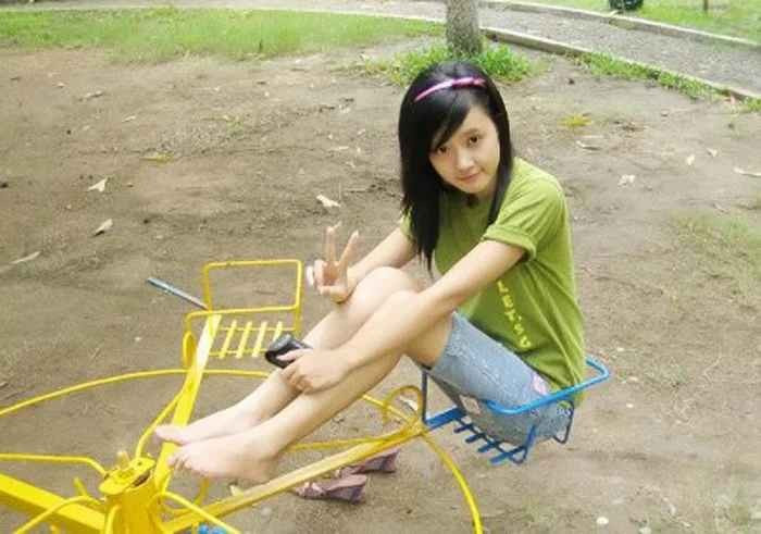 Nữ giảng viên hot nhất MXH là Midu bất ngờ đăng tải loạt ảnh quá khứ thời điểm cô 17 tuổi trên trang cá nhân, khiến cộng đồng mạng dậy sóng.
