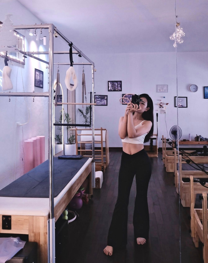 Sau khi sinh hai thiên thần nhỏ, Võ Nhật Linh - vợ cầu thủ Phan Văn Đức từng có giai đoạn nặng 57kg và rất nỗ lực trong việc lấy lại vóc dáng.