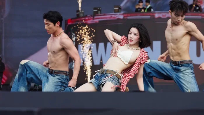 Cha mẹ Kwon Eun Bi khi ấy vì lo lắng về tài chính nên không ủng hộ. Vào thời điểm đó, anh trai đang học trung học đã âm thầm góp một phần tiền học thêm cho cô, giấu bố mẹ để giúp em gái theo đuổi ước mơ.