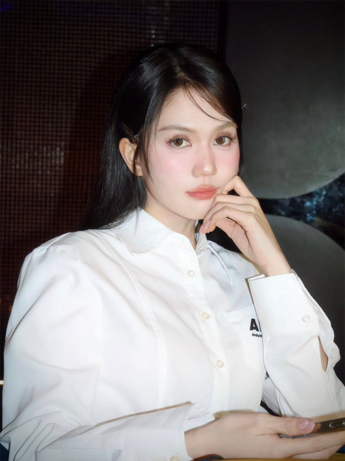 Không ai phủ nhận việc người nổi tiếng tập thể thao là điều tích cực. Ngọc Trinh chăm tập là thật, body đẹp cũng là thật. Nhưng nếu pickleball môn thể thao đang cần được hiểu đúng và lan tỏa mạnh chỉ được xuất hiện với vài cú đánh lấy lệ, thì nó sẽ bị hiểu sai thành “sở thích tạo dáng theo trend”.