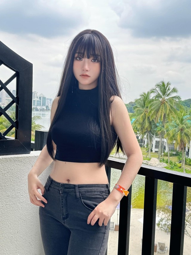 Thậm chí, nữ coser này còn tái hiện lại những dáng đứng, biểu cảm đặc trưng của giọng ca Nơi này có anh trong các bức ảnh, tạo nên sự so sánh thú vị và đầy bất ngờ.