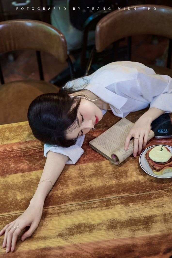 Áo sơ mi trắng vốn là một item thời trang kinh điển, không bao giờ lỗi mốt. Nhưng qua cách thể hiện của Lilly Luta, trang phục này lại mang một vẻ đẹp tinh tế, đầy sức sống.