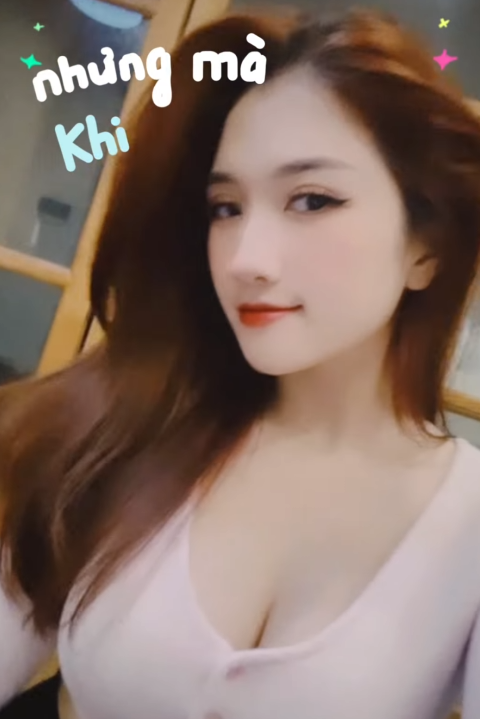 Dù diện bộ bikini liền ôm sát cơ thể song Linh vẫn cẩn trọng khoác khăn tắm bên ngoài, không cần quá khoe vóc dáng nhưng vẫn khiến người xem không khỏi trầm trồ. Bức ảnh toát lên vẻ đẹp tinh khôi, trong trẻo, khiến trái tim người xem phải xao xuyến.