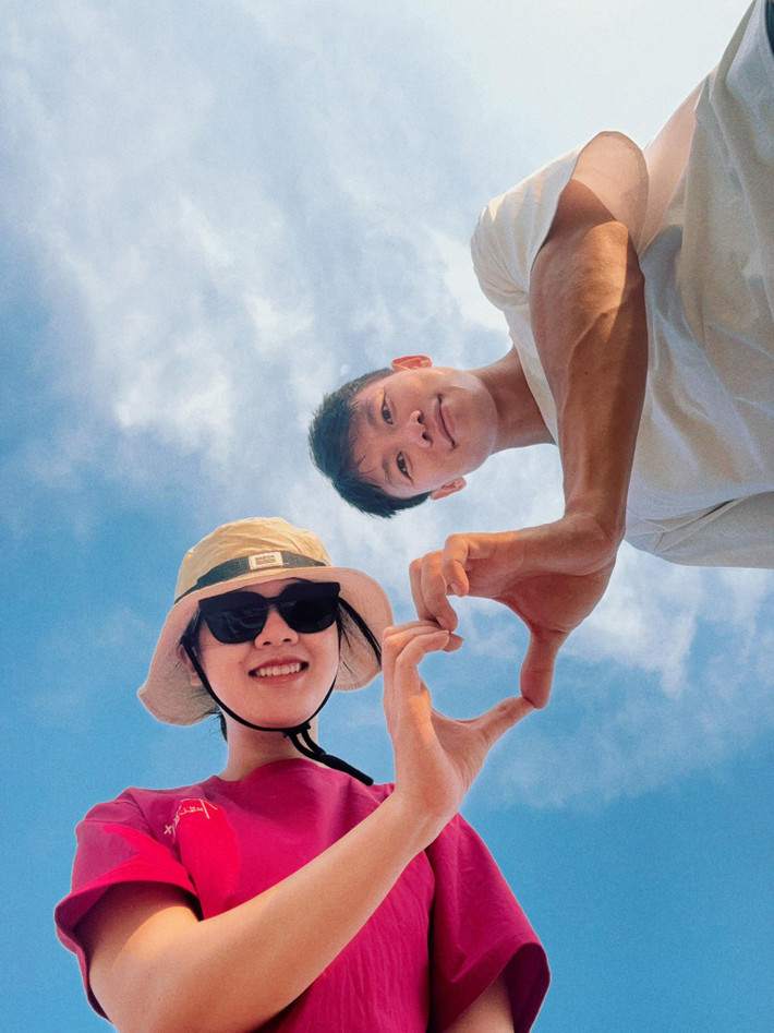 Nhưng dù là ngôi sao bóng đá trẻ, điển trai và nổi tiếng, Ngọc Hải vẫn bị Thùy Phương… từ chối đến ba lần. Không nản lòng, anh kiên trì nhắn tin, trò chuyện suốt hơn hai năm trời mới khiến trái tim nàng hoa khôi “rụng rời” và đồng ý hẹn hò. Sau một năm yêu kín tiếng, cặp đôi chính thức công khai tình cảm và kết hôn vào đầu năm 2018.