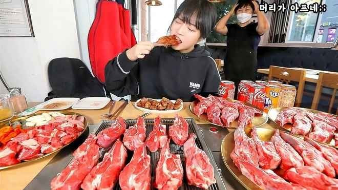 Theo bác sĩ Seo Jae Gul, dạ dày con người bình thường chỉ to bằng nửa cốc giấy. Khi ăn, nó giãn ra và có thể chứa lượng nước tương đương 2 lít. Tuy nhiên, nếu dạ dày bị giãn thường xuyên, nó sẽ mất khả năng co lại. Điều này khiến nhiều người dễ bị tăng cân. Tzuyang thì khác.