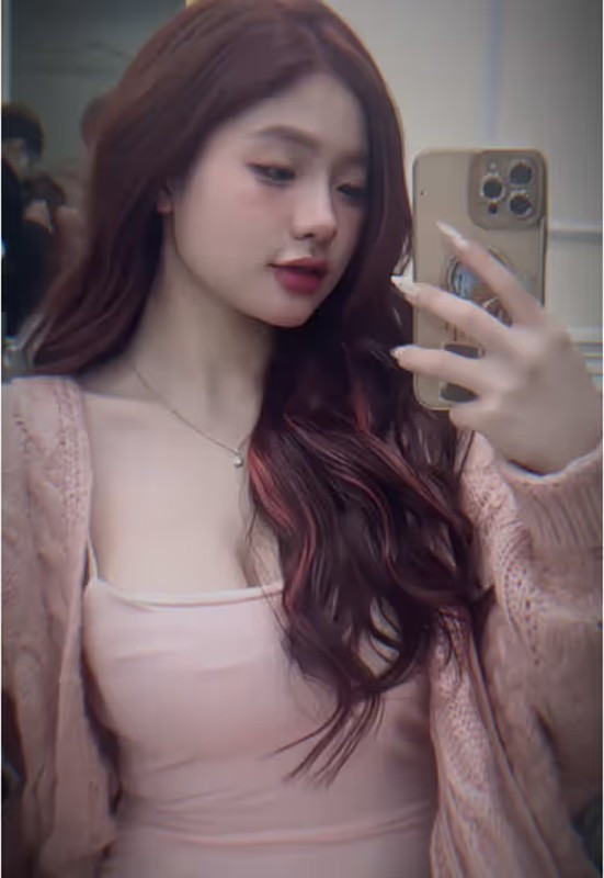 Trước đó, Lanhxinhiu đã nổi danh với hàng loạt video dance cover với phong cách quyến rũ, làn da trắng, vóc dáng chuẩn cùng thần thái tự tin giúp cô nàng nhanh chóng thu hút hơn 1,5 triệu lượt theo dõi.