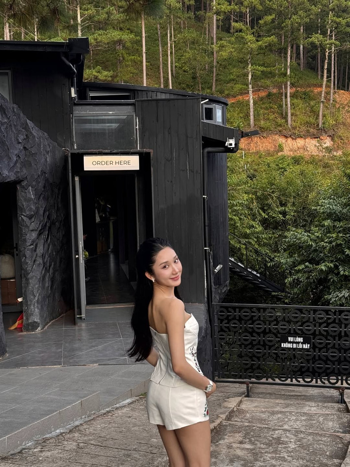 Dù chỉ diện những trang phục nhẹ nhàng, đời thường, nữ streamer vẫn toát lên thần thái cuốn hút.