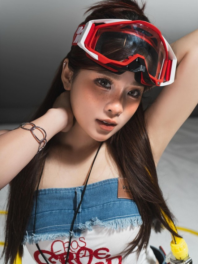 Điểm đặc biệt của bộ ảnh không chỉ nằm ở hình thể mà còn ở thần thái biểu cảm của Ngọc Kem. Cô nàng giờ đây toát ra vẻ tự tin, trưởng thành và đầy quyền lực.