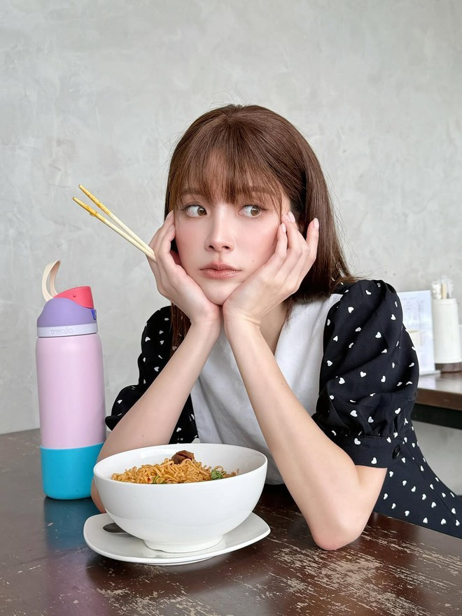 Chuyển sang những ngày se lạnh, chị em vẫn có thể vừa mặc ấm vừa mặc đẹp như Baifern.