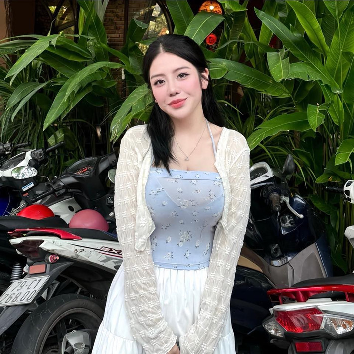 Trước khi công khai Instagram cách đây hơn một năm, Susie chỉ được dân mạng biết đến khi xuất hiện trong một vài bài đăng của cha và chị gái.