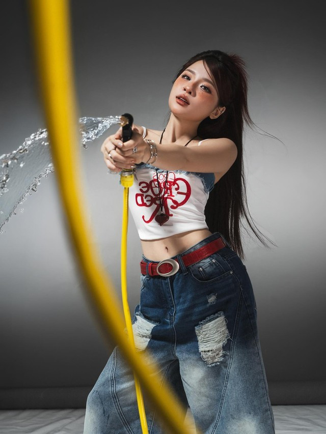 Từ một hình ảnh có phần mũm mĩm hơn trước, Ngọc Kem đã quyết tâm thay đổi, hướng tới một vóc dáng thon gọn, săn chắc và khỏe khoắn hơn.