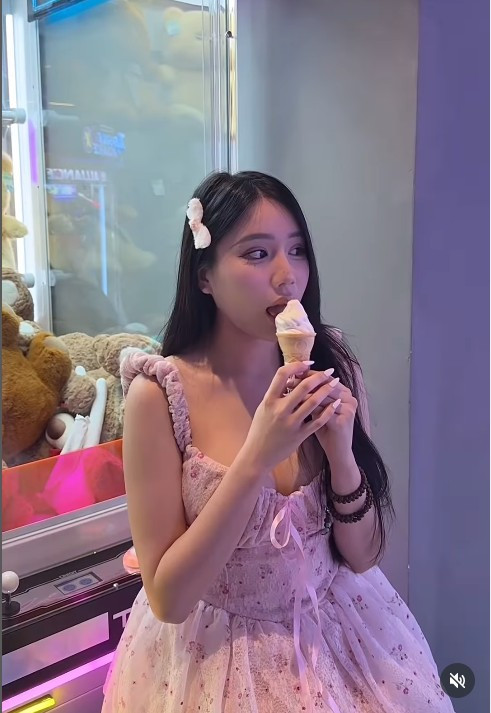 "Ngắm chị mà chỉ muốn đi gắp gấu", "Nhan sắc này thì ai mà chịu nổi", hay "Chị xinh như búp bê" là những bình luận phổ biến dưới bài đăng của Yogurt Ng.