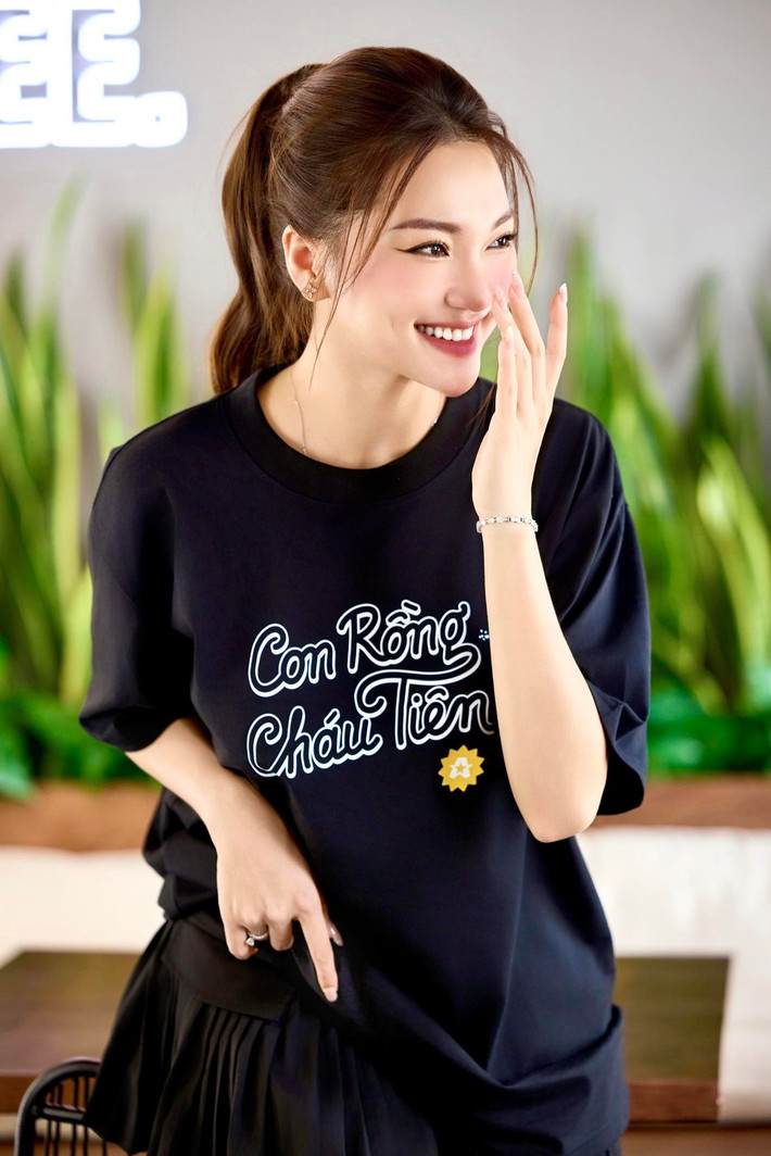 Ngoài ra, khoảnh khắc chàng cầu thủ cõng Ngọc Nữ chạy quanh sân tập cũng "gây bão" không kém. Bức ảnh tình tứ của cả hai khiến người hâm mộ không khỏi xuýt xoa, thậm chí không ít người đã chắc mẩm đây là "bằng chứng" cho chuyện tình đẹp giữa nàng WAG và cầu thủ chơi ở vị trí tiền vệ.