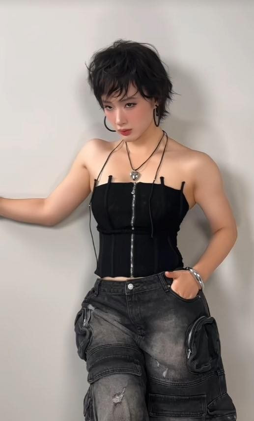 Nhiều người cũng cho rằng thân hình vạm vỡ, đô con hoàn toàn không phù hợp với gương mặt xinh đẹp của Angela Phương Trinh.